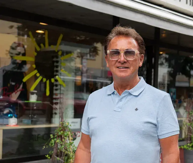 Optiker Alf Opheim foran butikken i Vangsgata