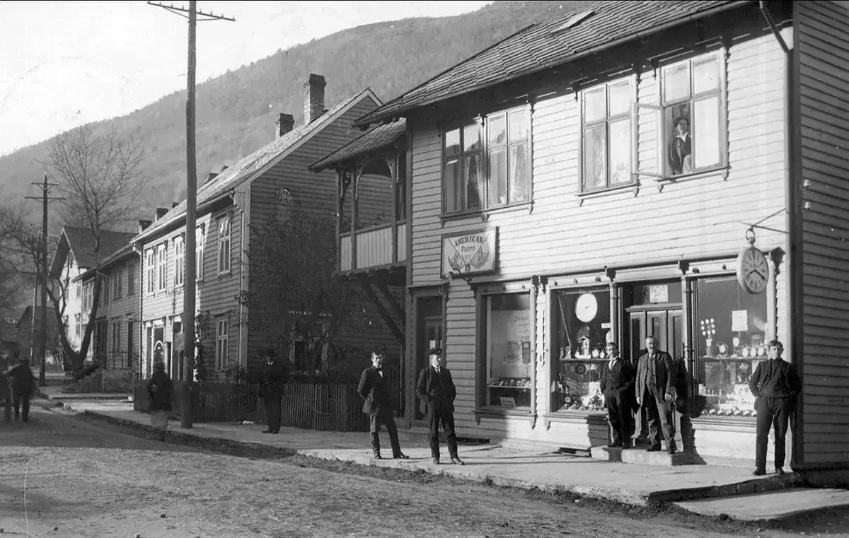 Vangsgata i Voss rundt 1922, KS Opheim Urmakar (Voss Folkemuseum)