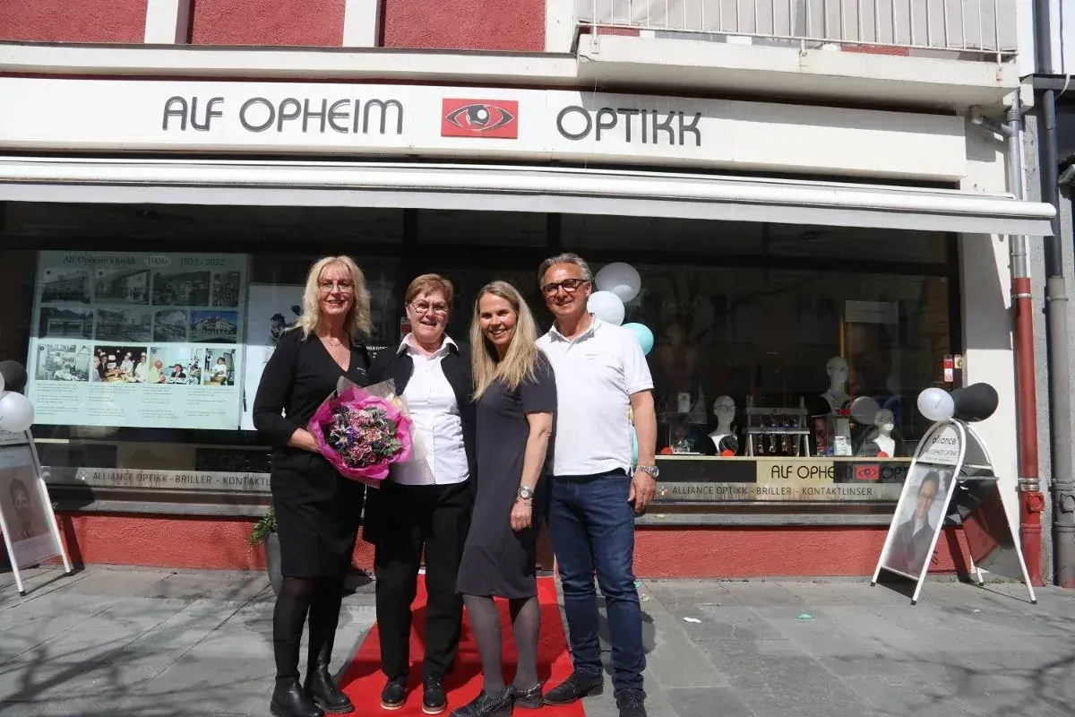 Alf Opheim Optikk i Vangsgata 30 på 100-årsdagen i 2022